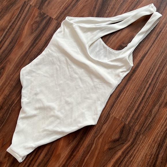 L*Space Phoebe One Piece Classic - Picture 11 of 16